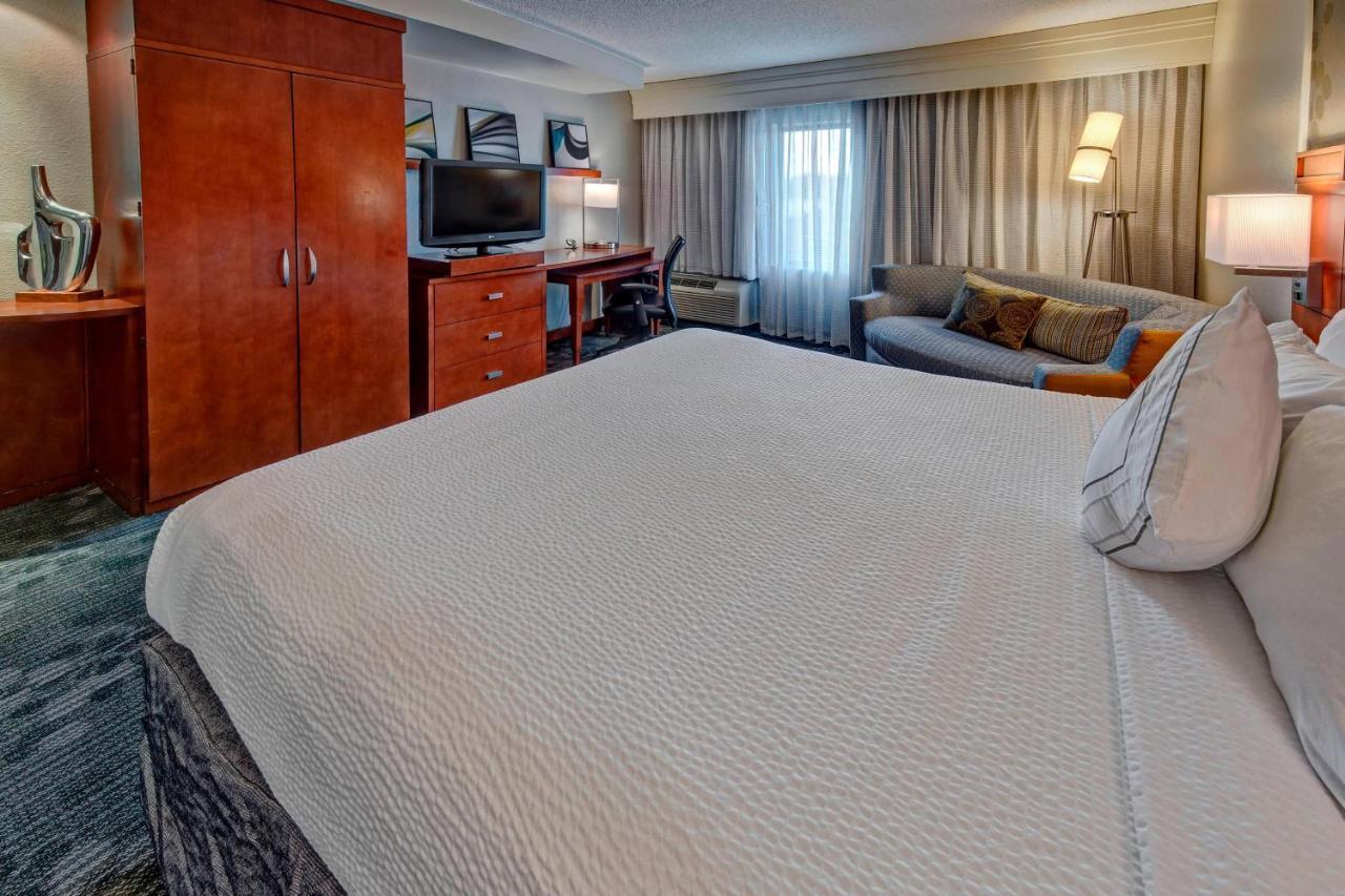 Courtyard By Marriott Alexandria Hotel Екстериор снимка
