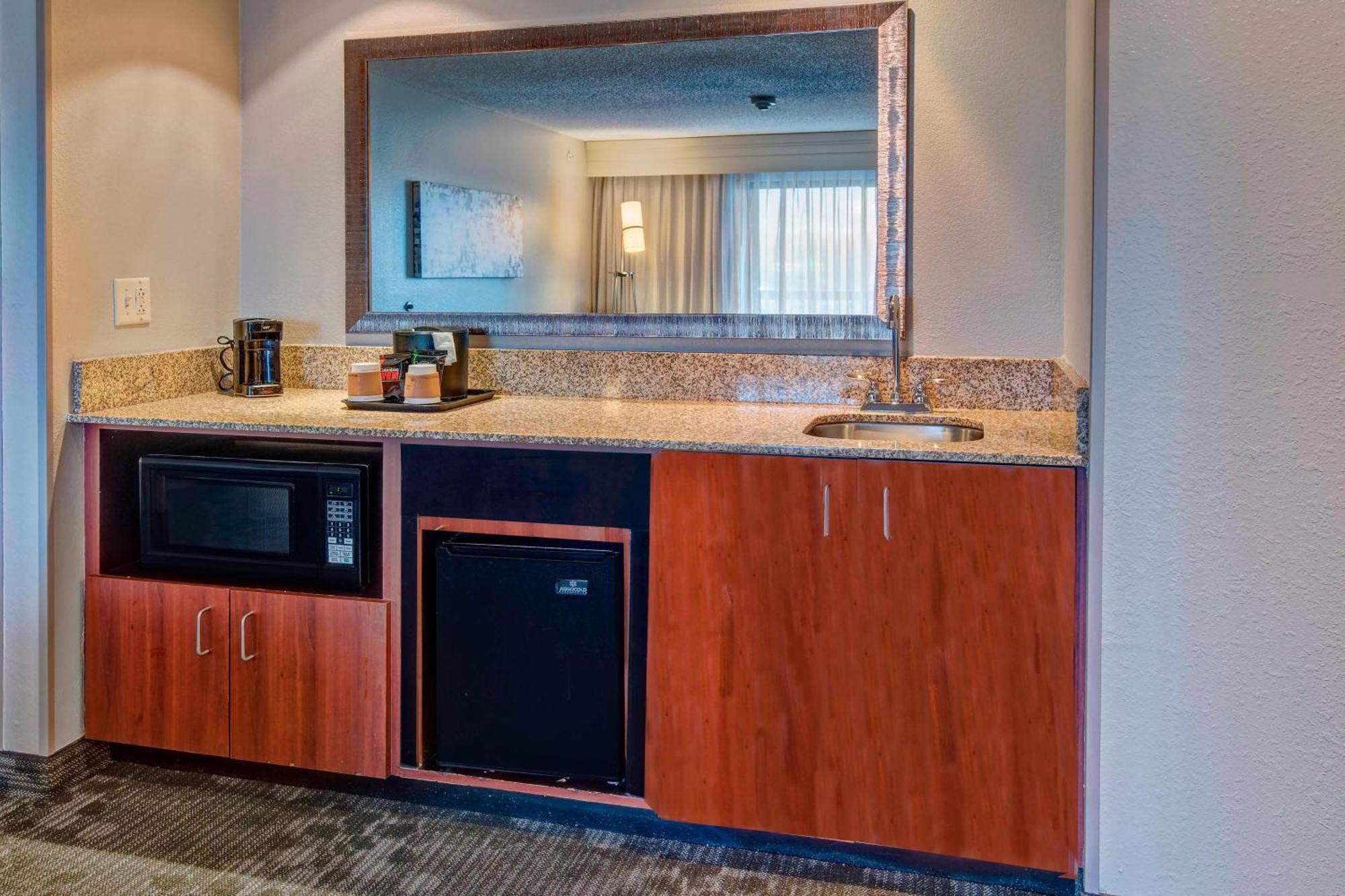 Courtyard By Marriott Alexandria Hotel Екстериор снимка