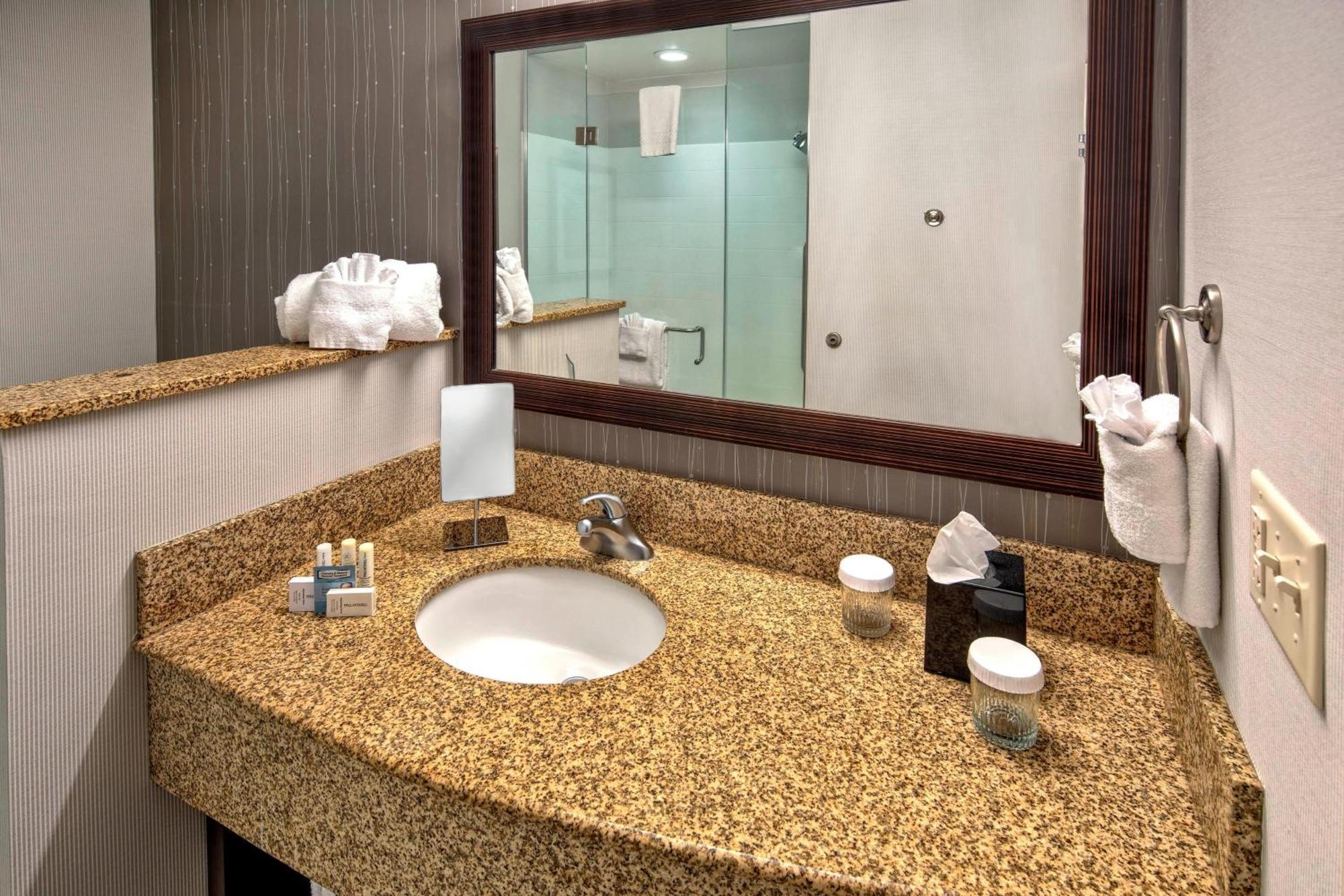 Courtyard By Marriott Alexandria Hotel Екстериор снимка
