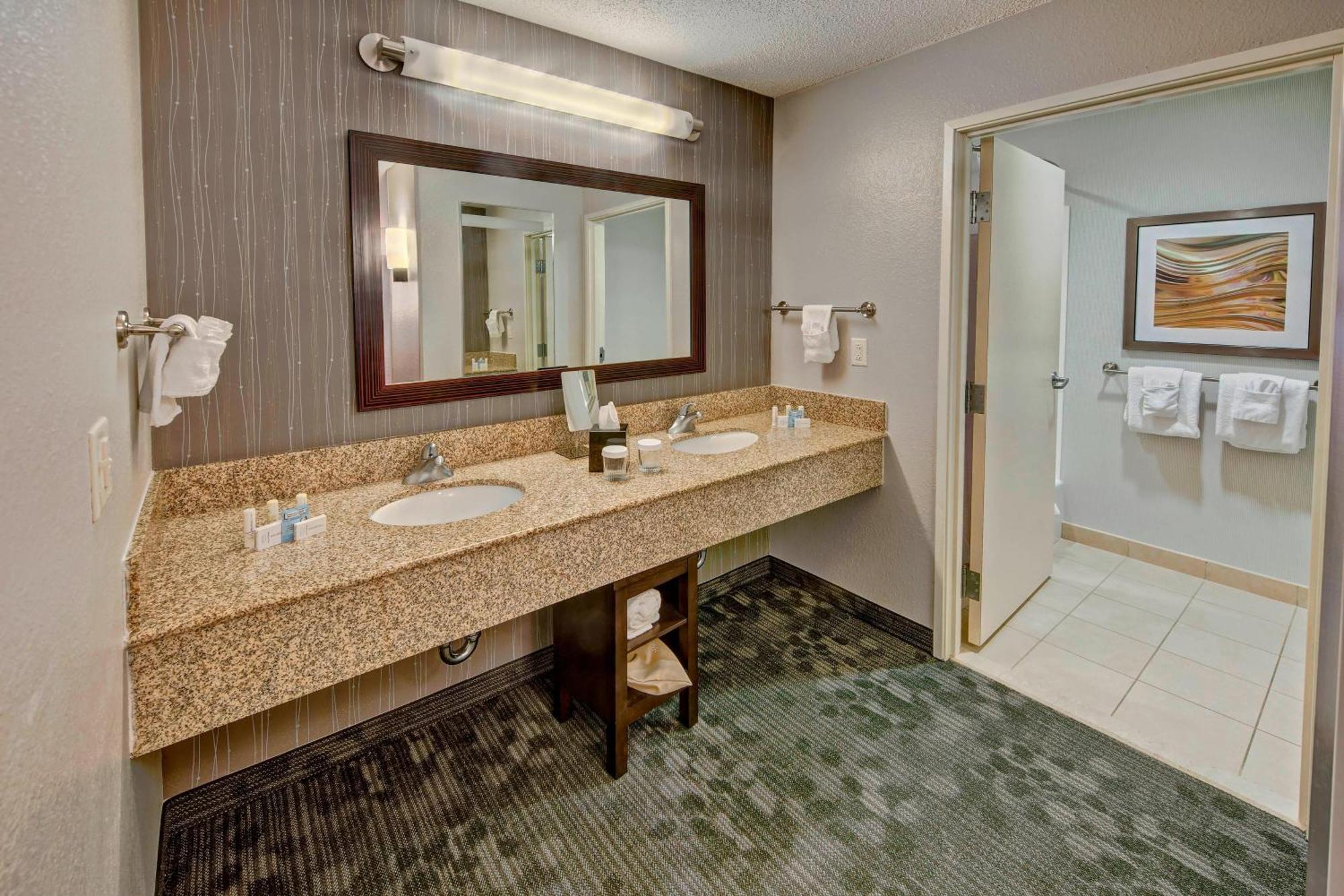 Courtyard By Marriott Alexandria Hotel Екстериор снимка