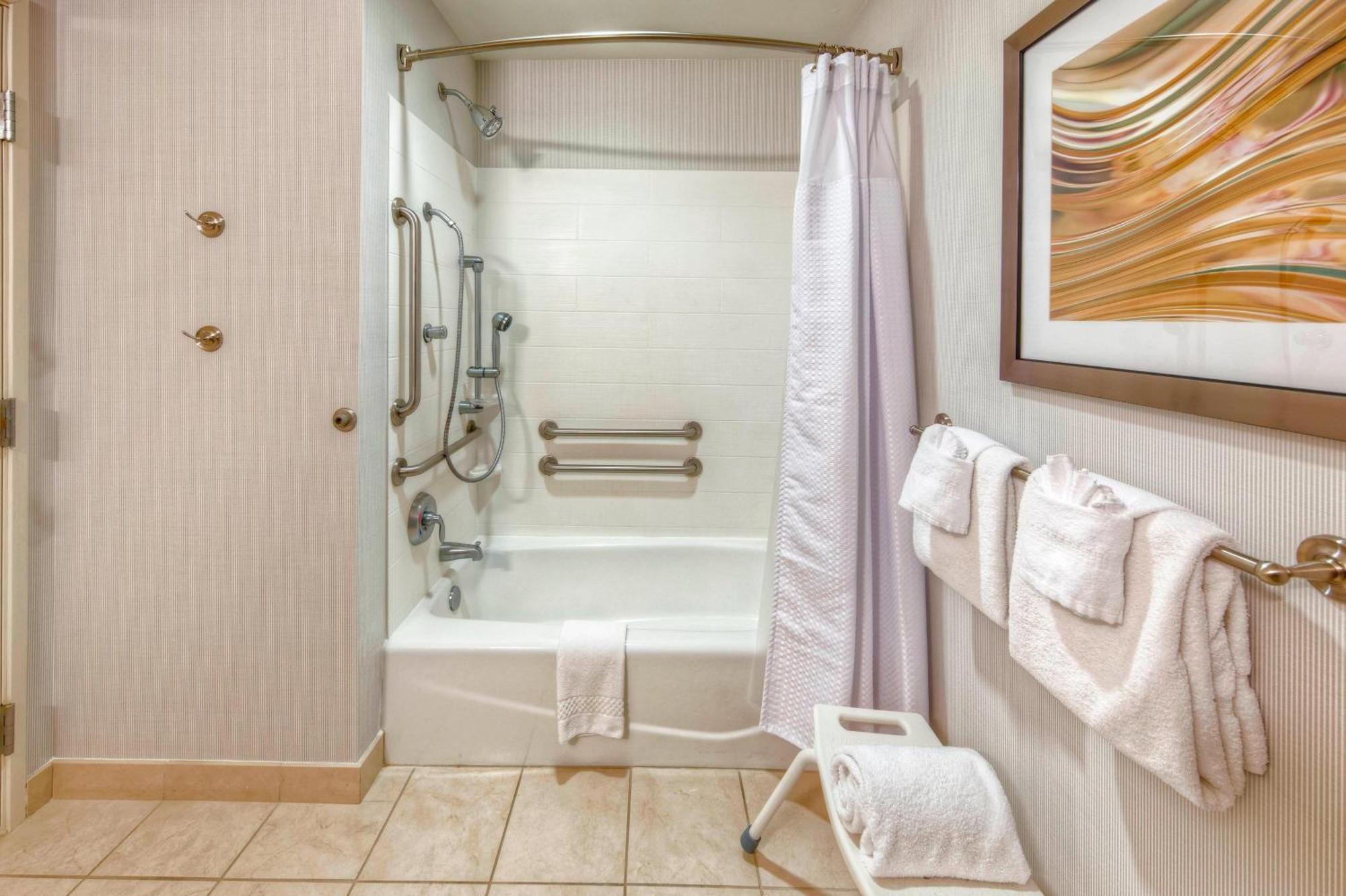 Courtyard By Marriott Alexandria Hotel Екстериор снимка