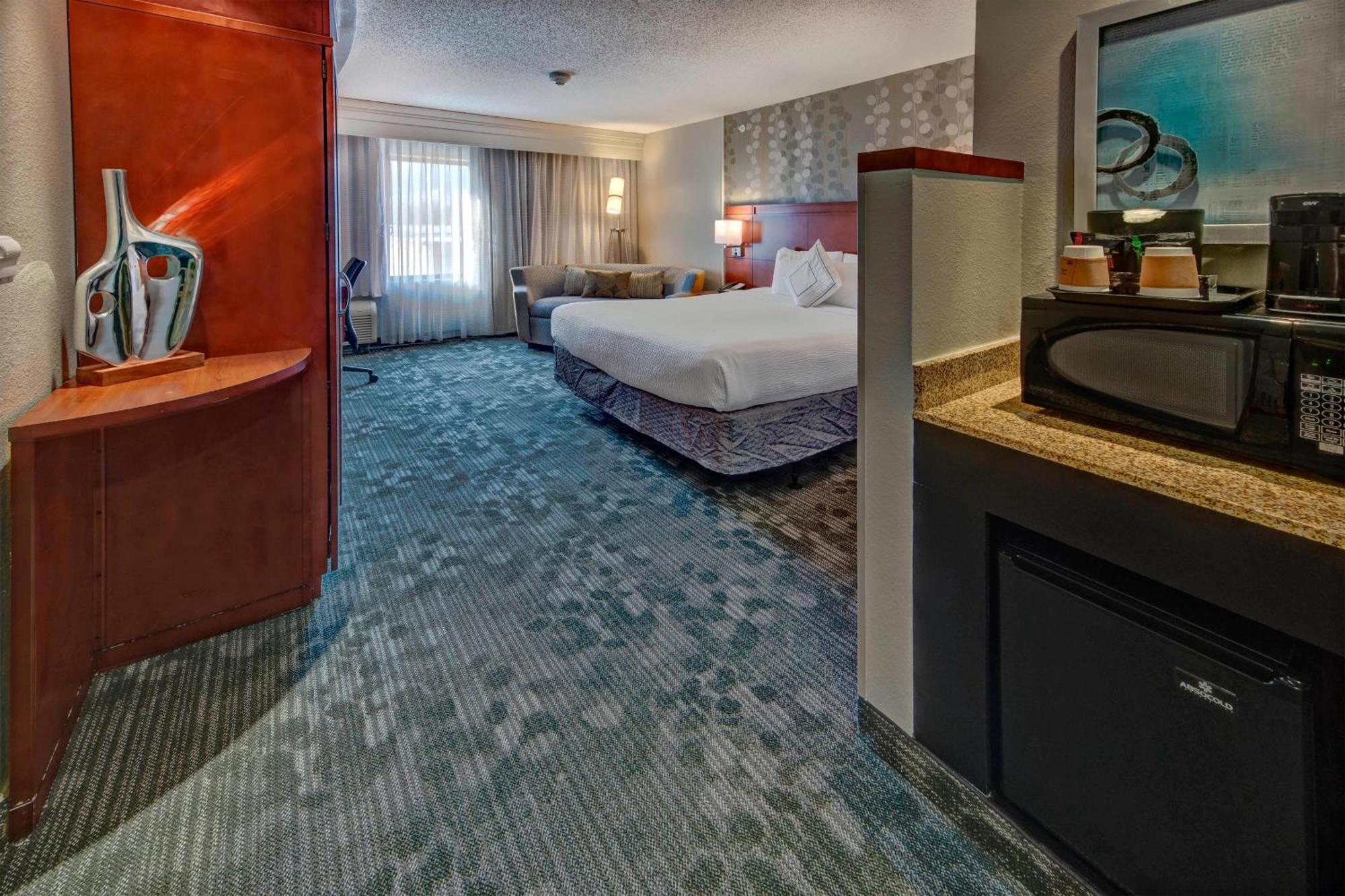 Courtyard By Marriott Alexandria Hotel Екстериор снимка