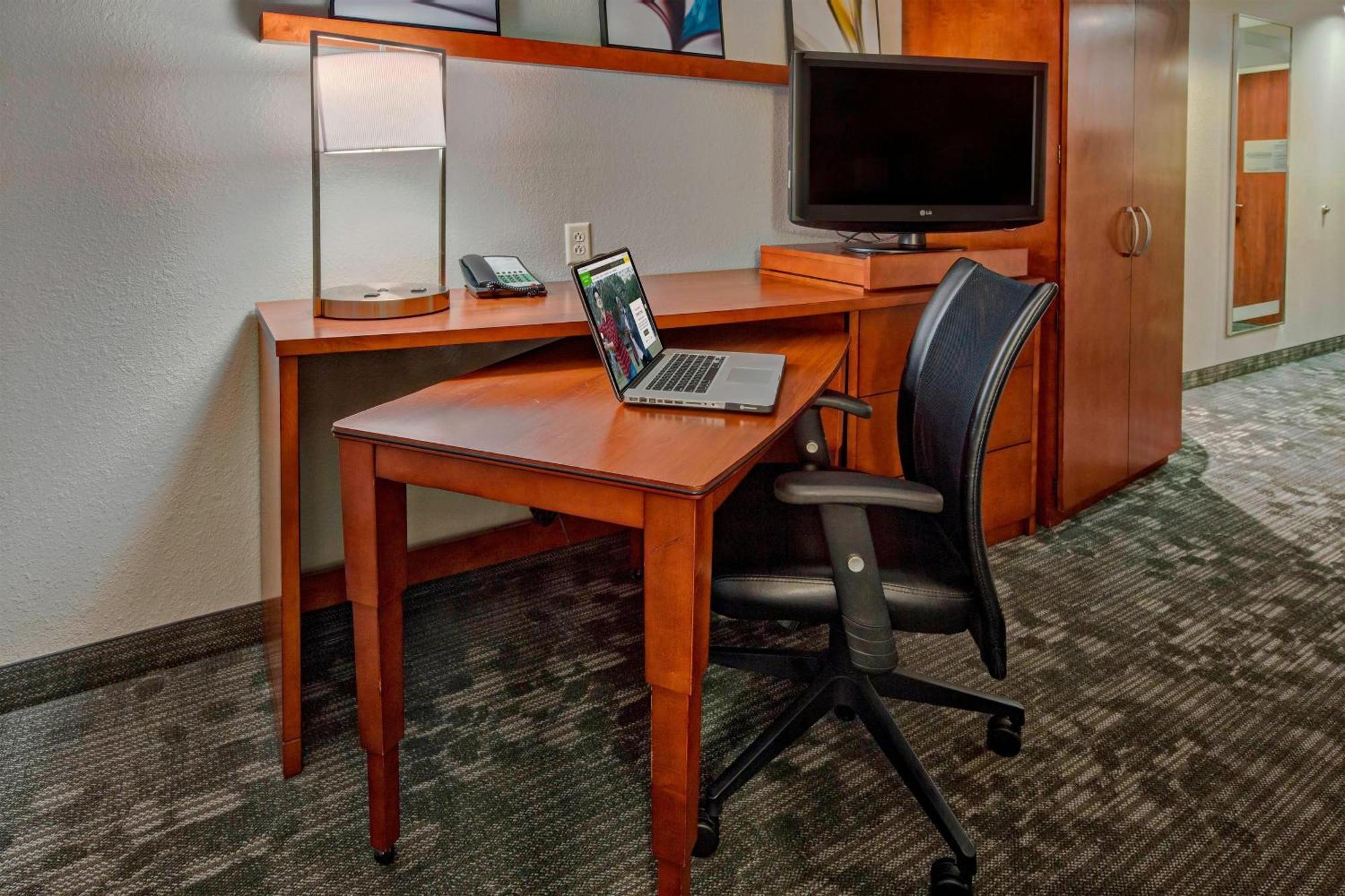 Courtyard By Marriott Alexandria Hotel Екстериор снимка
