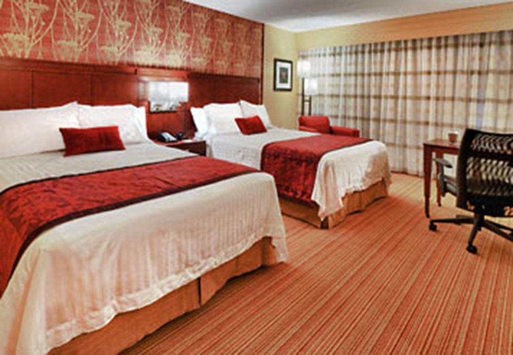 Courtyard By Marriott Alexandria Hotel Стая снимка