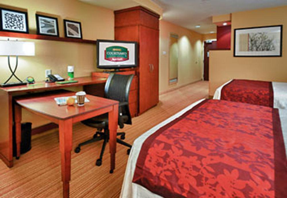 Courtyard By Marriott Alexandria Hotel Стая снимка
