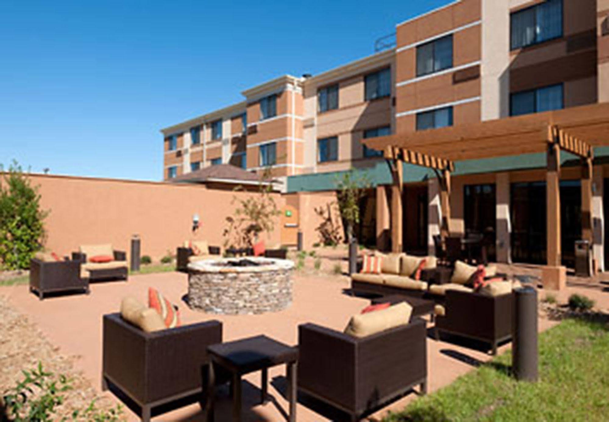 Courtyard By Marriott Alexandria Hotel Екстериор снимка