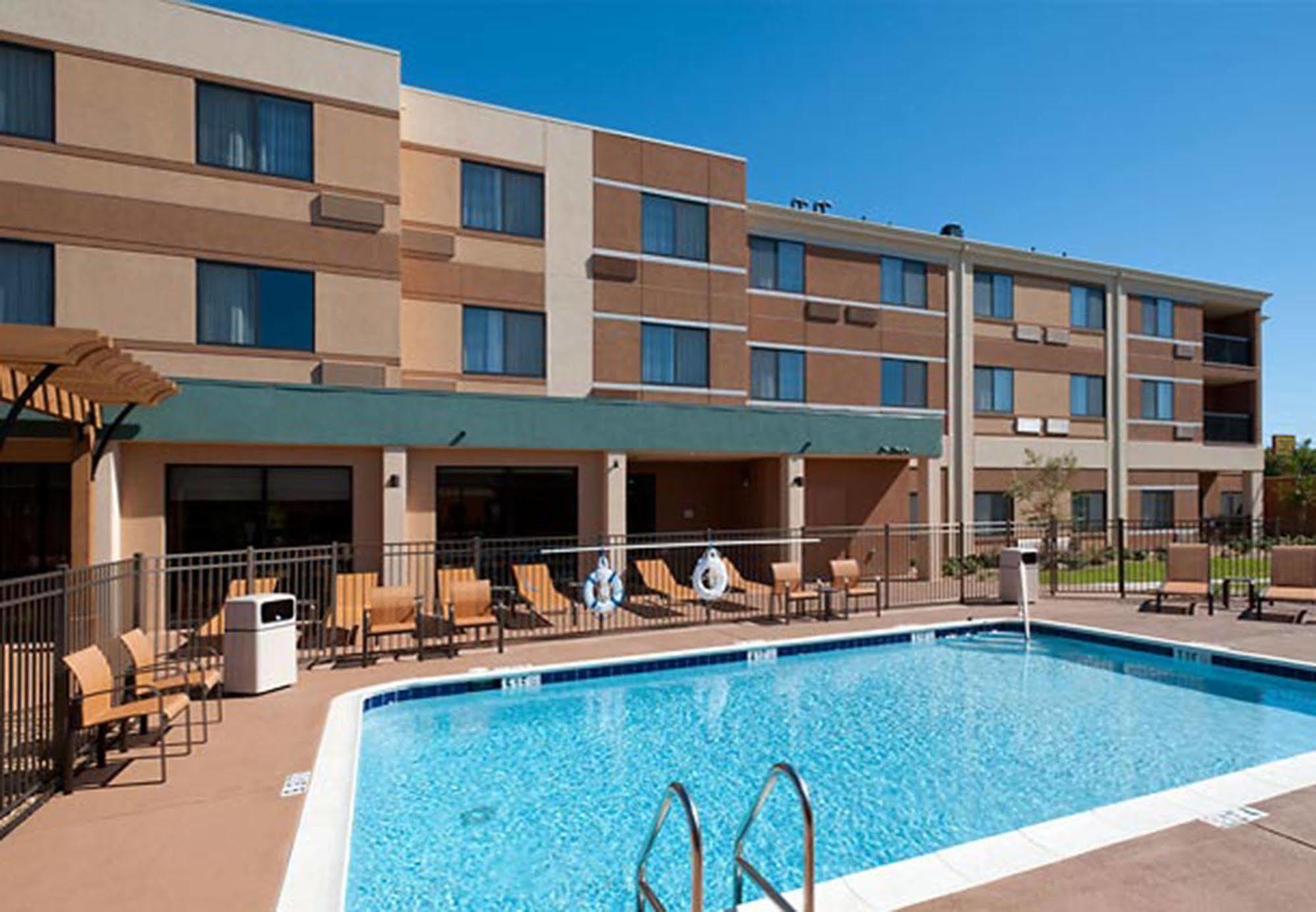 Courtyard By Marriott Alexandria Hotel Екстериор снимка